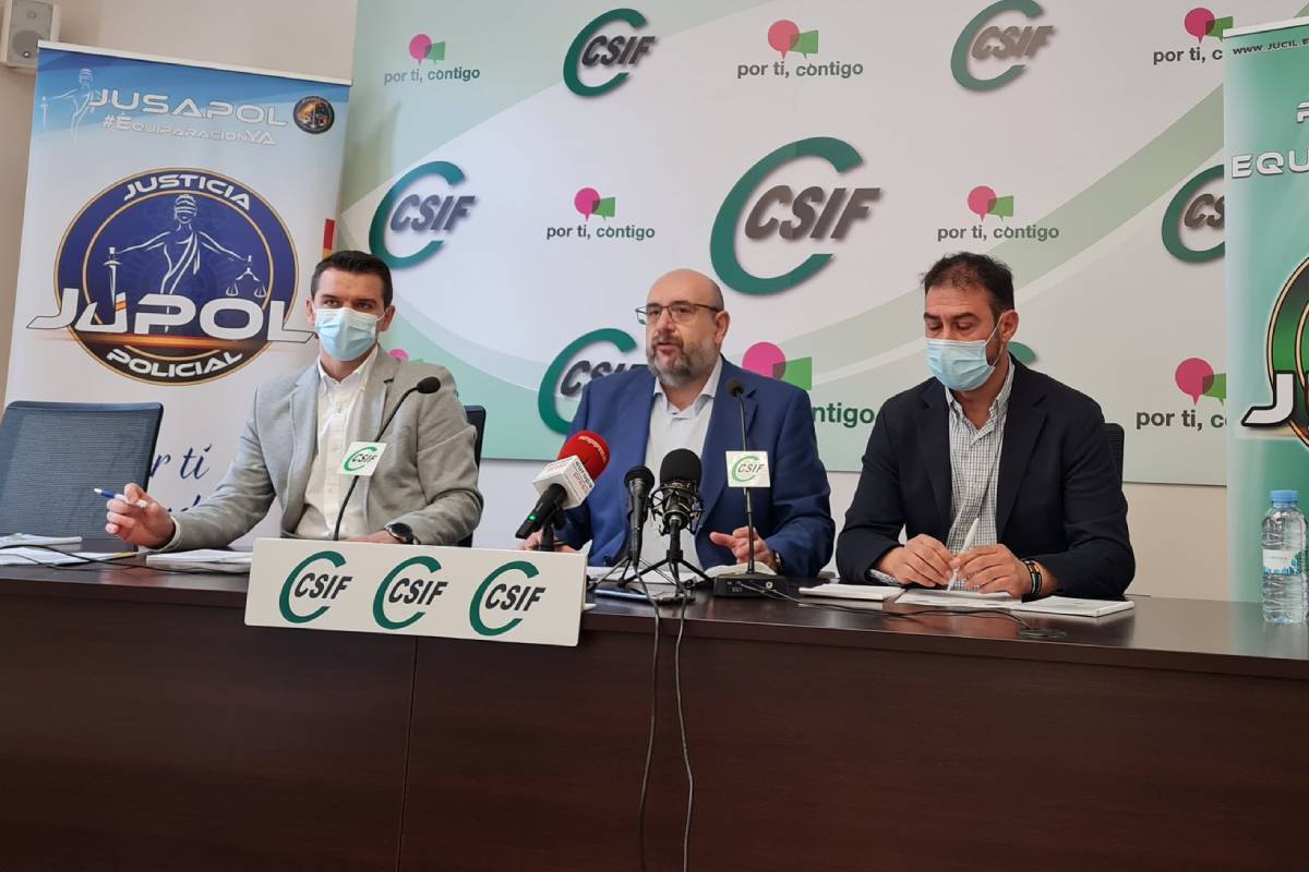 Miguel Borra, presidente nacional de CSIF, flanqueado por los secretarios generales de Jupol y Jucil,  Aarón Rivero y Ernesto Vilariño. Foto: CSIF.